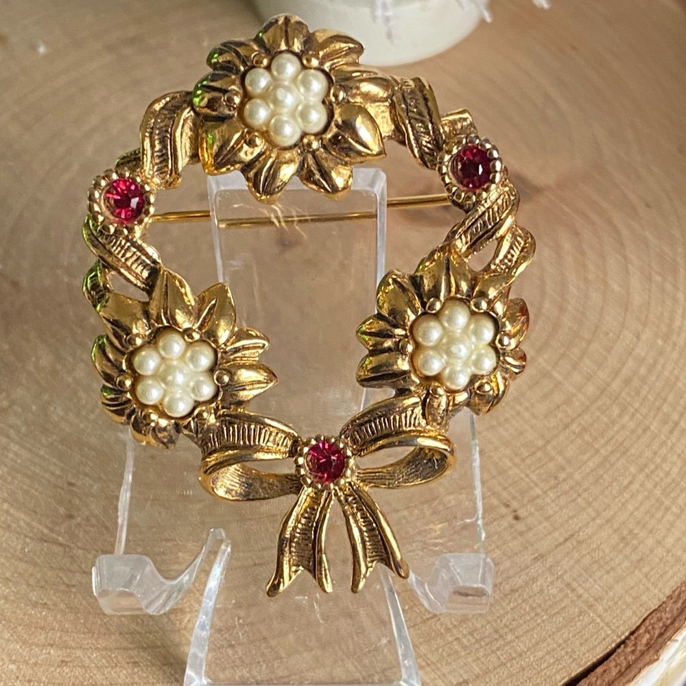 VTG - 1994 Avon, Antiqued Gilt & Sparkling Crystal "Festive Wreath" Brooch